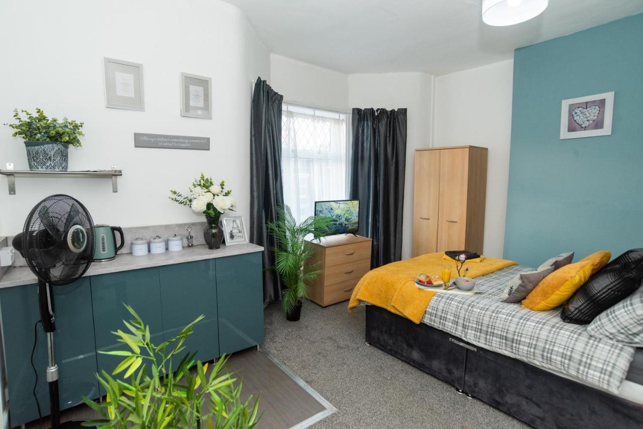 Bentley House With En-Suites Crewe Buitenkant foto